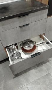 Apartament 2 pokoje , kuchnia, całe wyposażenie, Centrum, koło Sklepu, Free WiFi في كروتوشين: درج مطبخ يحتوي على طبق وأواني طهي