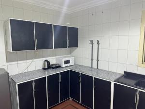 O bucătărie sau chicinetă la المسافات 2 للشقق المخدومة +35 fotografii