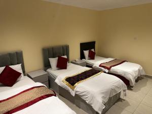 Un pat sau paturi într-o cameră la المسافات 2 للشقق المخدومة