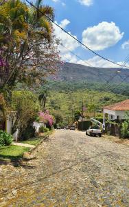 Suíte Alvorada Tiradentes MG في تيرادينتيس: طريق تقف فيه سيارة