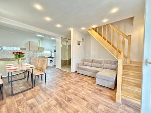 Kuchyň nebo kuchyňský kout v ubytování Двоповерховий Пентхаус с великим Джакузі біля метро Наукова