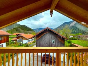 Alpen Lodge in Osterhofen - Berge, Ruhe & Natur في بايريشزيل: اطلالة من سطح منزل مع جبل