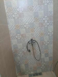 eine Dusche im Bad mit Fliesenboden in der Unterkunft La coquette de sidi bousaid in Sidi Bou Saïd + 6 Fotos