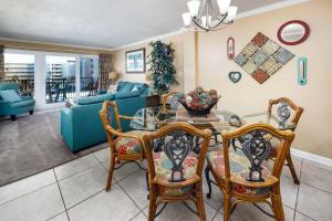 ein Wohnzimmer mit Tisch und Stühlen in der Unterkunft Sea Oats 509 Gulf front condo in Fort Walton Beach