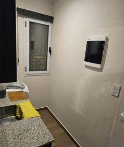 ein kleines Badezimmer mit Waschbecken und Fenster in der Unterkunft Casa de campo LA MOROCHA in San Pedro + 9 Fotos