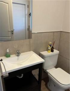 ein Badezimmer mit Waschbecken, Toilette und Spiegel in der Unterkunft Casa de campo LA MOROCHA in San Pedro