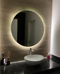 ein Badezimmer mit einem weißen Waschbecken und einem Spiegel in der Unterkunft Casa de campo LA MOROCHA in San Pedro