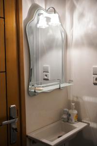 un baño con un espejo encima del lavabo en Studio stay, comfort local vibes in Tiznit, en Tiznit