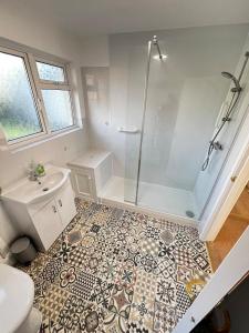 Koupelna v ubytování Big Group Bungalow, Sleeps 9, Perfect for Families + 111 fotografií