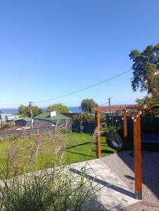 A-frame будинок в м Черкаси з видом на Дніпро та виходом в Лісопаркову зону في تشيركاسي: إطلالة على حديقة مع أرجوحة