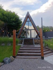 A-frame будинок в м Черкаси з видом на Дніпро та виходом в Лісопаркову зону في تشيركاسي: مجموعة من السلالم المؤدية إلى مبنى +21 صورة