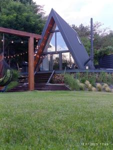 A-frame будинок в м Черкаси з видом на Дніпро та виходом в Лісопаркову зону في تشيركاسي: منزل صغير بسقف مقامر