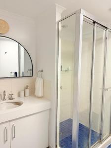 een badkamer met een douche en een wastafel bij 2Bdr Beachfront Apartment - First Bay Coolum in Coolum Beach