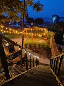 A-frame будинок в м Черкаси з видом на Дніпро та виходом в Лісопаркову зону في تشيركاسي: مجموعة من السلالم تؤدي إلى مسرح مزود بأضواء