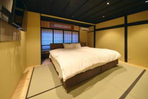 una camera da letto con un letto grande in una stanza di 御宿 凪ぐ Takayama a Wada