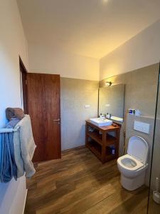 Ένα μπάνιο στο Secret Garden Villa