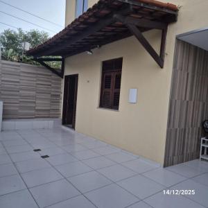 Casa de condomínio privativo في فورتاليزا: فناء خارج منزل مع مبنى +5 صور