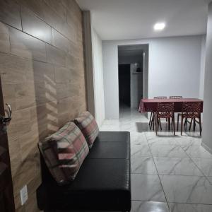 Casa de condomínio privativo في فورتاليزا: غرفة معيشة بها أريكة وطاولة