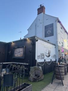 ein Gebäude mit Tischen und Stühlen davor in der Unterkunft The Lobster Pots - Bawtry in Bawtry