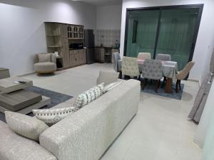 un soggiorno con un divano e un tavolo di Villas Maciral Assinie a Assinie