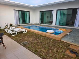 una piscina nel cortile di una casa di Villas Maciral Assinie a Assinie