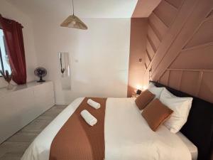 a bedroom with a bed with two towels on it at Chez Mel et Garry in Villedaigne