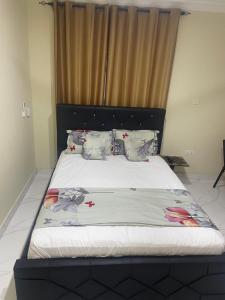 Postel nebo postele na pokoji v ubytování NickJaak courtyard- 1-4 bedrooms