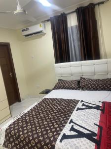 Postel nebo postele na pokoji v ubytování NickJaak courtyard- 1-4 bedrooms