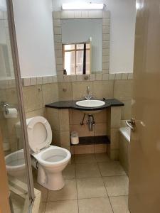 Koupelna v ubytování Modern City Stay at Mapungubwe Hotel Marshalltown