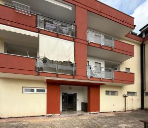Edificio rojo y blanco con balcón en Caserta Royale Family, en Coccagna