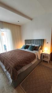 Ένα ή περισσότερα κρεβάτια σε δωμάτιο στο Appartement Chaleureux à Bouznika- Plage Oued Cherrat - à 30min de Rabat 1chambre 1 salon