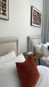 Ash Shuqayqبريز الشقيق的酒店客房设有一张桌子和两张床。