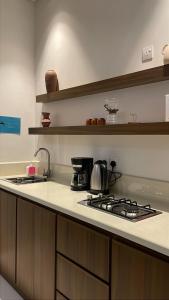 Ash Shuqayqبريز الشقيق的配有炉灶和台面的厨房