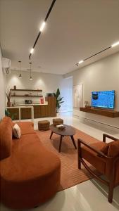 Ash Shuqayqبريز الشقيق的客厅里有一张沙发和一张桌子。