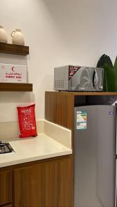 Ash Shuqayqبريز الشقيق的厨房配有冰箱和架子上的盒子 更多8张照片