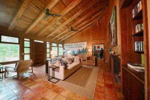 Posezení v ubytování Hidden Valley Wilderness Lodge