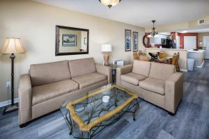 un soggiorno con un divano e un tavolo di Summerlin 102 Spacious Gulf front condo a Fort Walton Beach