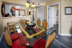 una sala da pranzo con tavolo e sedie in vetro di Summerlin 102 Spacious Gulf front condo a Fort Walton Beach Altre 27 foto