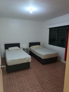 Dos camas sentadas en una habitación con en LG Palms, en Sigatoka 9 fotos más