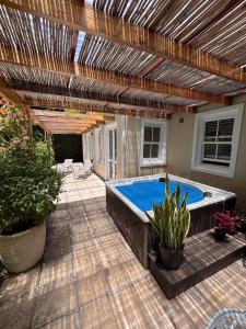 Swimmingpoolen hos eller tæt på Airlie Well, Home in Constantia