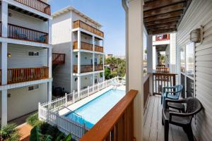 Swimmingpoolen hos eller tæt på Sunset Cottages 2B Pet friendly condo