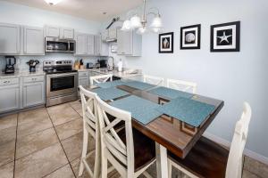 Køkken eller tekøkken på Sunset Cottages 2B Pet friendly condo