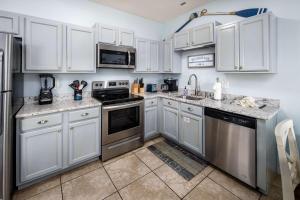 Køkken eller tekøkken på Sunset Cottages 2B Pet friendly condo + 28 billeder