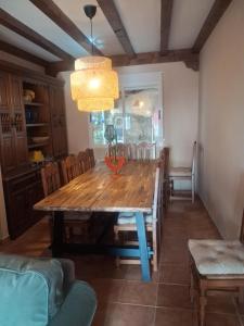 ein Esszimmer mit einem Holztisch und Stühlen in der Unterkunft Casa Guinda in Gavilanes