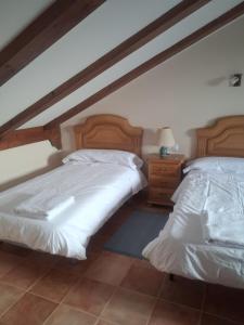 zwei nebeneinander stehende Betten in einem Schlafzimmer in der Unterkunft Casa Guinda in Gavilanes