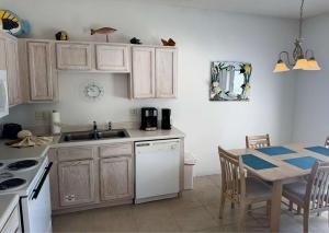 Køkken eller tekøkken på Sunset Cottages 4A Pet friendly condo