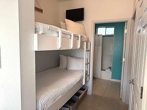 En eller flere senge i et værelse på Sunset Cottages 4A Pet friendly condo