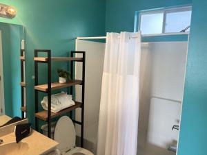 Et badeværelse på Sunset Cottages 4A Pet friendly condo