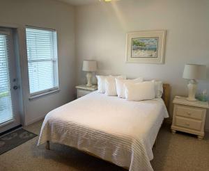 En eller flere senge i et værelse på Sunset Cottages 4A Pet friendly condo + 24 billeder