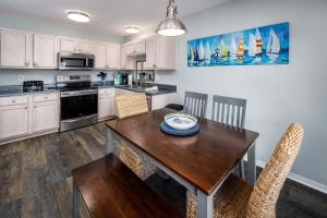 Køkken eller tekøkken på Sunset Cottages 4C Pet friendly condo